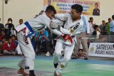Atlet jujitsu berusaha saling menjatuhkan saat mengikuti Kejuaraan Jujitsu memperebutkan Piala Kapolres Madiun antar-dojo se-Jawa Timur di Gelanggang Olah Raga (GOR) Polres Madiun, Jawa Timur, Minggu (22/7). Kejuaraan tersebut diikuti 235 atlet dari berbagai daerah di Jawa Timur. Antara Jatim/Foto Siswowidodo/zk/18