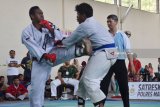 Atlet jujitsu saling menyerang saat mengikuti Kejuaraan Jujitsu memperebutkan Piala Kapolres Madiun antar-dojo se-Jawa Timur di Gelanggang Olah Raga (GOR) Polres Madiun, Jawa Timur, Minggu (22/7). Kejuaraan tersebut diikuti 235 atlet dari berbagai daerah di Jawa Timur. Antara Jatim/Foto Siswowidodo/zk/18