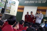 Wali Kota Kediri Abdullah Abu Bakar (kanan) berdialog dengan sejumlah pelajar saat kegiatan bertajuk Kelas Inspirasi di SMPN 4 Kota Kediri, Jawa Timur, Senin (16/7). Kegiatan pada hari pertama masuk sekolah tersebut menghadirkan sejumlah tokoh publik guna mendorong semangat pelajar dalam menggapai cita-cita. Antara jatim/Prasetia Fauzani/18