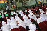 Wali Kota Kediri Abdullah Abu Bakar (kiri) berdialog dengan sejumlah pelajar saat kegiatan bertajuk Kelas Inspirasi di SMPN 4 Kota Kediri, Jawa Timur, Senin (16/7). Kegiatan pada hari pertama masuk sekolah tersebut menghadirkan sejumlah tokoh publik guna mendorong semangat pelajar dalam menggapai cita-cita. Antara Jatim/Prasetia Fauzani/18