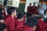 Wali Kota Kediri Abdullah Abu Bakar (kanan) berdialog dengan sejumlah pelajar saat kegiatan bertajuk Kelas Inspirasi di SMPN 4 Kota Kediri, Jawa Timur, Senin (16/7). Kegiatan pada hari pertama masuk sekolah tersebut menghadirkan sejumlah tokoh publik guna mendorong semangat pelajar dalam menggapai cita-cita. Antara jatim/Prasetia Fauzani/18