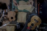 Pekerja menyelesaikan produksi ukulele di galeri Mahardika Instrument, Dago Pakar, Kabupaten Bandung, Jawa Barat, Senin (2/7). Asosiasi UMKM Indonesia mencatat, jumlah eksportir produk UMKM di Indonesia hanya mencapai angka lima Persen yang diakibatkan oleh biaya untuk mengekspor yang cenderung mahal. ANTARA JABAR/Raisan Al Farisi/agr/18