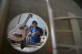 Pekerja menyelesaikan produksi ukulele di galeri Mahardika Instrument, Dago Pakar, Kabupaten Bandung, Jawa Barat, Senin (2/7). Asosiasi UMKM Indonesia mencatat, jumlah eksportir produk UMKM di Indonesia hanya mencapai angka lima Persen yang diakibatkan oleh biaya untuk mengekspor yang cenderung mahal. ANTARA JABAR/Raisan Al Farisi/agr/18