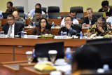 Menteri Keuangan Sri Mulyani (kedua kiri) bersama Menteri Perencanaan Pembangunan Nasional (PPN/Kepala Bappenas) Bambang Brodjonegoro (kedua kanan), Gubernur Bank Indonesia Perry Warjiyo (kiri) dan Wakil Menkeu Mardiasmo (kanan) mengikuti rapat kerja bersama Badan Anggaran DPR di Kompeks Parlemen Senayan, Jakarta, Rabu (11/7/2018). Raker tersebut membahas pembicaraan pendahuluan Rancangan Anggaran Pendapatan dan Belanja Negara (RAPBN) tahun 2019 dan RKP 2019 dengan penyampaian serta pengesahan laporan panja. (ANTARA /Puspa Perwitasari)