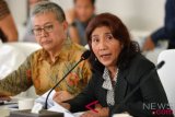 Menteri Kelautan dan Perikanan (KKP) Susi Pudjiastuti (kanan) didampingi Sekjen KKP Nilanto Perbowo memberikan keterangan tentang kebakaran puluhan kapal di Benoa, di Kantor KKP Jakarta, Selasa (17/7/2018). Berdasarkan hasil investigasi Kementerian KKP, jumlah kapal yang berada di pelabuhan Benoa melebihi kapasitas yakni mencapai 700 kapal yang beraktivitas docking hingga transhipment, sementara 173 kapal eks asing yang tidak berpemilik yang beroperasi di kawasan itu akan didata. (ANTARA /Wahyu Putro A)