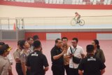 Ketua Kontingen (Chief de Mission/CdM) Indonesia untuk Asian Games 2018 Komjen Pol Syafruddin (tengah) meninjau venue balap sepeda di Jakarta International Velodrome, Rawamangun, Jakarta, Jumat (13/7/2018). Peninjauan oleh Chef de Mission Asian Games 2018 itu untuk melihat kesiapan venue termasuk atlet, menjelang Asian Games. (ANTARA/Indrianto Eko Suwarso)