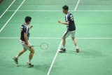 Ekspresi kegembiraan Ganda Putra Indonesia Kevin Sanjaya Sukamuljo (kanan) dan Markus Fernaldi Gideon (kiri) saat melawan pasangan sesama Indonesia Fajar Alfian/Muhammad Rian Ardianto dalam babak semi final Blibli Indonesia Open 2018 di Jakarta, Sabtu (7/7/2018). Kevin/Markus berhasil melaju ke final setelah menang dengan skor 21-13 dan 21-10. (ANTARA FOTO/Akbar Nugroho Gumay) 