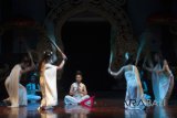 Seniman Bali dan Thailand menampilkan dramatari Mahabharata Lana Bali 'A Journey of Culture' dalam pagelaran Pesta Kesenian Bali ke-40 di Taman Budaya Denpasar, Jumat (6/7). Tari perpaduan antara tari tradisional dengan kontemporer tersebut menceritakan kisah pewayangan Mahabharata yang disajikan dalam bentuk kolaborasi gerak tari, tehnik dan kepiawaian kedua tim kesenian. Antaranews Bali/Nyoman Budhiana/2018.