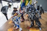 Pengunjung melihat pameran modelkit robot Gundam saat kompetisi di Bandung Creative Hub, Bandung, Jawa Barat, Sabtu (21/7). Kompetisi tersebut bertujuan untuk melatih dan mengasah kreatifitas anak muda. ANTARA JABAR/M Agung Rajasa/agr/18.