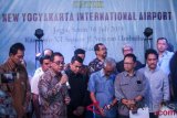 Direktur Utama Angkasa Pura I, Faik Fahmi (kedua kiri) melakukan deklarasi dukungan pembangunan bandara New Yogyakarta International Airport (NYIA) oleh Masyarakat Yogyakarta yang tergabung dalam komunitas Ekonomi Jogja Istimewa & Masyarakat Peduli Bandara NYIA di Yogyakarta, Senin (16/7/2018). Dalam deklarasi tersebut mereka mendukung pembangunan bandara NYIA di Kulonprogo yang diyakini akan meberikan banyak dampak positif diantaranya meningkatkan kesejahteraan masyarakat Yogyakarta dan sekitarnya serta meningkatkan akses kunjungan pariwisata, pendidikan maupun perdagangan. (ANTARA FOTO/Andreas Fitri Atmoko)