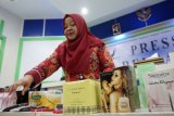 Plh Kepala BPOM Gorontalo, Sumiyati Haslinda menunjukan sejumlah produk kosmetik yang disita di kantor Balai Pengawas Obat dan Makanan (BPOM) Kota Gorontalo, Gorontalo, Jumat (13/7/2018). BPOM Gorontalo menyita 119 jenis produk kosmetik yang terdiri dari 19.732 buah karena mengandung bahan kimia berbahaya serta tidak memiliki izin edar. (ANTARA FOTO/Adiwinata Solihin)