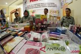 Kepala Balai Besar Pengawas Obat dan Makanan (BBPOM) Bandar Lampung Syamsuliani (kedua kiri) didampingi Kasubdit I Indaksi Krimsus Polda Lampung AKBP Budiman (kedua kanan) memberikan keterangan kepada awak media terkait hasil operasi penertiban kosmetik tanpa izin edar dan mengandung bahan berbahaya di Kantor BBPOM Bandar Lampung, Lampung, Senin (23/7/2018). BBPOM Bandar Lampung menyita 5.353 kemasan kosmetik ilegal dan mengandung bahan berbahaya senilai sekitar Rp127.646.360 selama operasi penertiban pada bulan Juli 2018. (ANTARA /Ardiansyah)