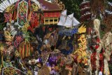 Anggota Solo Batik Carnival (SBC) berpose untuk memperkenalkan atribut busana SBC 2018 di Balai Kota Solo, Jawa Tengah, Selasa (10/7/2018). Busana SBC 2018 yang mengangkat tema Ika Paramarta-Indonesia Satu tersebut menampilkan kesatuan dari beragam kekayaan busana batik daerah di Nusantara yang akan dipakai peserta SBC pada 14 Juli 2018 mendatang. (ANTARA /Maulana Surya)