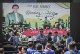 Ketua Umum PPP Romahurmuziy (tengah) bersiap untuk membawakan sebuah lagu saat melakukan kunjungan kerja di acara Reuni perak alumni ITB angkatan 93 di Kampus ITB, Bandung, Jawa Barat, Sabtu (28/7). Dalam kunjungan kerja tersebut, Rommy sekaligus mensosialisasikan empat pilar kebangsaan pada para alumni ITB. ANTARA JABAR/Raisan Al Farisi/agr/18.