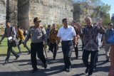 Presiden Bank Dunia Jim Yong Kim (kanan) berbincang dengan Menko Maritim Luhut Binsar Panjaitan (kedua kanan) dan Kapolda Bali Irjen Pol Petrus Reinhard Golose (kedua kiri) saat meninjau pembangunan patung Garuda Wisnu Kencana (GWK) di Jimbaran, Bali, Kamis (5/7/2018). Kunjungan tersebut untuk mengetahui kesiapan kawasan Garuda Wisnu Kencana menyambut pelaksanaan Pertemuan Tahunan Dana Moneter Internasional-Bank Dunia (Annual Meeting IMF-WB) 2018. (ANTARA /Wira Suryantala)