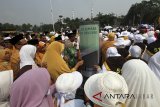 Jamaah calon Haji mengikuti kegiatan manasik haji di Lapangan Tegar Beriman, Bogor, Jawa Barat, Sabtu (14/7). Sekretaris Daerah Provinsi Jawa Barat Iwa Karniwa mengatakan pada 2018 ini Jabar mendapatkan kuota haji terbesar di Indonesia yang mencapai 38.852 orang dari total kuota nasional yang mencapai 221.000 lebih. ANTARA JABAR/Yulius Satria Wijaya/agr/18.
