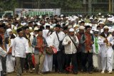 Jamaah calon Haji mengikuti kegiatan manasik haji di Lapangan Tegar Beriman, Bogor, Jawa Barat, Sabtu (14/7). Sekretaris Daerah Provinsi Jawa Barat Iwa Karniwa mengatakan pada 2018 ini Jabar mendapatkan kuota haji terbesar di Indonesia yang mencapai 38.852 orang dari total kuota nasional yang mencapai 221.000 lebih. ANTARA JABAR/Yulius Satria Wijaya/agr/18.
