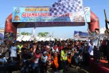Kapolres Jember AKBP Kusworo Wibowo (kanan) memberangkatkan peserta Saroeng & Hijab Fun Run di Kaliwates, Jember, Jawa Timur, Minggu (8/7). Lari santai mengenakan sarung dan hijab tersebut diikuti sekitar 2.500 orang dari 600 pondok pesantren di Jember dalam rangka memeriahkan HUT Bhayangkara ke-72 yang diselenggarakan Taman Botani Sukorambi. Antara Jatim/Seno/zk/18.