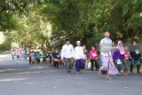 Warga mengikuti Saroeng & Hijab Fun Run di Sukorambi, Jember, Jawa Timur, Minggu (8/7). Lari santai mengenakan sarung dan hijab tersebut diikuti sekitar 2.500 orang dari 600 pondok pesantren di Jember dalam rangka memeriahkan HUT Bhayangkara ke-72 yang diselenggarakan Taman Botani Sukorambi. Antara Jatim/Seno/zk/18.