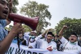 Ratusan santri melakukan aksi longmarch menuju Jakarta saat melintas di Kota Bandung, Jawa Barat, Rabu (25/7). Santri se-Pringan Timur dan organisasi sayap Nahdatul Ulama (NU) berjalan kaki dari kota Banjar menuju Jakarta dalam rangka memberikan dukungan kepada Ketua Umum Partai Kebangkitan Bangsa (PKB) Muhaimin Iskandar menjadi cawapres 2019 berpasangan dengan Presiden Joko Widodo. ANTARA JABAR/M Agung Rajasa/agr/18.
