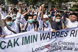 Ratusan santri melakukan aksi longmarch menuju Jakarta saat melintas di Kota Bandung, Jawa Barat, Rabu (25/7). Santri se-Pringan Timur dan organisasi sayap Nahdatul Ulama (NU) berjalan kaki dari kota Banjar menuju Jakarta dalam rangka memberikan dukungan kepada Ketua Umum Partai Kebangkitan Bangsa (PKB) Muhaimin Iskandar menjadi cawapres 2019 berpasangan dengan Presiden Joko Widodo. ANTARA JABAR/M Agung Rajasa/agr/18.
