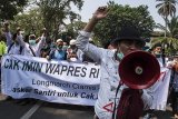 Ratusan santri melakukan aksi longmarch menuju Jakarta saat melintas di Kota Bandung, Jawa Barat, Rabu (25/7). Santri se-Pringan Timur dan organisasi sayap Nahdatul Ulama (NU) berjalan kaki dari kota Banjar menuju Jakarta dalam rangka memberikan dukungan kepada Ketua Umum Partai Kebangkitan Bangsa (PKB) Muhaimin Iskandar menjadi cawapres 2019 berpasangan dengan Presiden Joko Widodo. ANTARA JABAR/M Agung Rajasa/agr/18.
