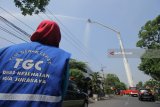 Petugas menyemprotkan air dari kendaraan pemadam kebakaran Bronto Skylift F104 HLA di Jalan Dukuh Kupang, Surabaya, Jawa Timur, Rabu (4/7). Latihan pemadaman kebakaran menggunakan kendaraan pemadam yang memiliki lengan hidrolis mencapai ketinggian 104 meter itu bertujuan mengasah ketrampilan petugas pemadam kebakaran saat menangani bencana kebakaran di kawasan padat penduduk. Antara Jatim/Didik Suhartono/zk/18