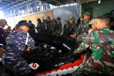 Prajurit TNI-AL mengevakuasi perahu karet  saat batal melakukan pendaratan dari KRI Makassar-590 menuju Pantai Pyramid Rock di Kaniohe, Honolulu, Hawaii, Amerika Serikat, Minggu (29/7).  Puncak latihan pendaratan menggunakan kendaraan tempur Amfibi oleh prajurit Marinir pada ajang Rim Of The Pacific (RIMPAC) 2018 di Hawaii itu, gagal digelar akibat gelombang tinggi. Antara jatim/Budi Candra Setya/18.