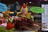 Peserta mengolah dendeng daging sapi saat mengikuti lomba Memasak Dendeng Daging Sapi di halaman kantor Dinas Pertanian dan Peternakan Kabupaten Madiun, Jawa Timur, Jumat (27/7). Lomba yang diikuti perwakilan seluruh kecamatan di Kabupaten Madiun dimaksudkan untuk mendorong masyarakat memberikan nilai tambah pada hasil ternak dan meningkatkan konsumsi daging. Antara Jatim/Siswowidodo/mas/18.