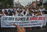 Santri peserta aksi jalan kaki menuju Jakarta meneriakkan yel-yel dukungan saat melintas Kota Tasikmalaya, Jawa Barat, Sabtu (21/7). Santri se-Pringan Timur, Jabar yang tergabung dalam Laskar Santri melakukan aksi berjalan kaki dari Kota Banjar menuju Jakarta, sebagai bentuk dukungan untuk Ketua Umum Partai Kebangkitan Bangsa (PKB) Muhaimin Iskandar atau Cak Imin menjadi cawapres 2019 berpasangan dengan Presiden Joko Widodo. ANTARA JABAR/Adeng Bustomi/agr/18