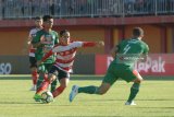 Pesepak bola Madura United FC (MU) Slamet Nurcahyo (kedua kanan) berusaha melewati pesepak bola PSMS Medan  Reinaldo  Rodrigues (kanan) dalam Liga 1 di Stadion Gelora Ratu Pamelingan (SGRP) Pamekasan, Jawa Timur, Minggu (8/7). Laskar Sape Kerrab mengalahkan PSMS Medan dengan skor 1-0. Antara Jatim/Saiful Bahri/zk/18