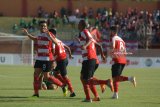 Pesepak bola Madura United FC (MU) melakukan selebrasi ketika Beto (kedua kanan) mencetak gol ke gawang PSMS Medan dalam Liga 1 di Stadion Gelora Ratu Pamelingan (SGRP) Pamekasan, Jawa Timur, Minggu (8/7). Laskar Sape Kerrab mengalahkan PSMS Medan dengan skor 1-0. Antara Jatim/Saiful Bahri/zk/18