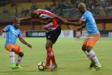 
Pesepak bola Madura United FC (MU) Beto (tengah) berusaha melewati pesepak bola Perseru Serui Doni Monim (kanan) dalam Gojek Liga 1 di Stadion Gelora Ratu Pamelingan (SGRP) Pamekasan, Jawa Timur, Selasa (17/7). MU mengalahkan Perseru dengan skor 2-0. Antara Jatim/Saiful Bahri/zk/18
