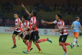 
Pesepak bola Madura United FC (MU) melakukan selebrasi usai mencetak gol ke gawang Perseru Serui dalam Gojek Liga 1 di Stadion Gelora Ratu Pamelingan (SGRP) Pamekasan, Jawa Timur, Selasa (17/7). MU mengalahkan Perseru dengan skor 2-0. Antara Jatim/Saiful Bahri/zk/18
