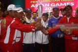 Plt Walikota Malang, Sutiaji (tiga dari kanan) memegang obor Asian Games bersama sejumlah pejabat dalam Penyambutan Obor Asian Games XVIII di depan Balaikota, Malang, Jawa Timur, Jumat (20/7). Obor Asian Games XVIII yang sebelumnya melintasi kota New Delhi, Yogyakarta, Solo dan Blitar tersebut disambut dengan sejumlah pentas budaya ketika sampai di Malang. Antara Jatim/Ari Bowo Sucipto/mas/18.