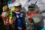 Anak-anak berfoto bersama maskot Asian Games XVIII di depan Balaikota, Malang, Jawa Timur, Jumat (20/7). Obor Asian Games XVIII yang sebelumnya melintasi kota New Delhi, Yogyakarta, Solo dan Blitar tersebut disambut dengan sejumlah pentas budaya ketika sampai di Malang. Antara Jatim/Ari Bowo Sucipto/mas/18.