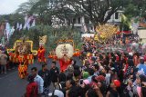 Sejumlah seniman Reog Ponorogo dalam Penyambutan Obor Asian Games XVIII di depan Balaikota, Malang, Jawa Timur, Jumat (20/7). Obor Asian Games XVIII yang sebelumnya melintasi kota New Delhi, Yogyakarta, Solo dan Blitar tersebut disambut dengan sejumlah pentas budaya ketika sampai di Malang. Antara Jatim/Ari Bowo Sucipto/mas/18.