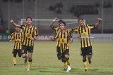 Sejumlah pesepak bola Malaysia U-19 melakukan selebrasi usai Nik Akif Syahiran mencetak gol kegawang Myanmar U-19 dalam pertandingan final Piala AFF U-19 di Stadion Gelora Delta Sidoarjo, Jawa Timur, Sabtu (14/7). Malaysia berhak menjadi juara pertama piala AFF U-19 usai mengalahkan Myanmar U-19 dengan skor 3-4. Antara jatim/M Risyal Hidayat/zk/18