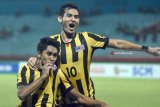 Pesepak bola Malaysia U-19 Shivan Pillay Asokan (kiri) dan Muhammad Hadi Fayyadh (kanan) melakukan selebrasi usai mencetak gol kegawang Myanmar U-19 dalam pertandingan final Piala AFF U-19 di Stadion Gelora Delta Sidoarjo, Jawa Timur, Sabtu (14/7). Malaysia berhak menjadi juara pertama piala AFF U-19 usai mengalahkan Myanmar U-19 dengan skor 3-4. Antara jatim/M Risyal Hidayat/zk/18