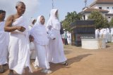 Jamaah Calon Haji (JCH) berlatih melakukan towaf mengelilingi miniatur Ka'bah dalam rangkaian kegiatan manasik haji masal di halaman IAIN Tulungagung, Tulungagung, Jawa Timur, Minggu (22/7). Kegiatan manasik haji masal itu diikuti 1.065 JCH asal daerah itu yang tergabung dalam Kloter 49, 50, dan 51 dengan tujuan untuk melatih jamaah calon haji untuk saling berkonsolidasi serta memahami detil tata laksana ibadah haji selama di Tanah Suci Makkah dan Madinah, Saudi Arabia. Antara Jatim/Destyan Sujarwoko/zk/18