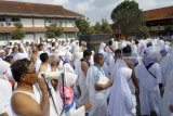 Jamaah Calon Haji (JCH) berlatih melakukan towaf mengelilingi miniatur Ka'bah dalam rangkaian kegiatan manasik haji masal di halaman IAIN Tulungagung, Tulungagung, Jawa Timur, Minggu (22/7). Kegiatan manasik haji masal itu diikuti 1.065 JCH asal daerah itu yang tergabung dalam Kloter 49, 50, dan 51 dengan tujuan untuk melatih jamaah calon haji untuk saling berkonsolidasi serta memahami detil tata laksana ibadah haji selama di Tanah Suci Makkah dan Madinah, Saudi Arabia. Antara Jatim/Destyan Sujarwoko/zk/18