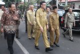 Mendagri, Tjahjo Kumolo (tiga dari kanan) didampingi Gubernur Jatim, Soekarwo (kiri) dan Plt Walikota Malang, Sutiaji (dua dari kanan) melakukan sidak di Pemkot Malang, Jawa Timur, Selasa (31/7). Sidak tersebut dilakukan untuk memberi semangat dan motivasi kerja bagi lingkungan Aparatur Sipil Negara (ASN) dalam melayani publik. Antara jatim/Ari Bowo Sucipto/18.