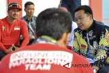 Menpora Imam Nahrawi (kanan) berbincang dengan pelatih dan atlet timnas paralayang di arena paralayang Asian Games 2018, Bukit Pasir Sumbul, Ciloto, Kabupaten Cianjur, Jawa Barat, Kamis (26/7). Menjelang Asian Games 2018, Menpora meninjau kesiapan arena paralayang sekaligus memantau latihan atlet timnas. ANTARA JABAR/Arif Firmansyah/agr/18