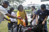 Relawan memungut sampah di Kebun Raya Bogor, Jawa Barat, Minggu (1/7). Kegiatan memungut sampah sekaligus olahraga jogging yang diadakan Trash Hero dan Indo Relawan tersebut untuk membangun dan mengajak kesadaran masyarakat untuk bersama-sama membersihkan dan mengurangi limbah dengan tidak membuang sampah sembarangan. ANTARA JABAR/Arif Firmansyah/agr/18