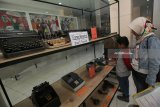 Pengunjung mengamati mesin ketik lama yang dipajang di Museum Surabaya, Jawa Timur, Kamis (5/7). Museum yang berada di Gedung Siola itu menyimpan berbagai benda bersejarah tentang kota Surabaya. Antara Jatim/Didik Suhartono/mas/18.