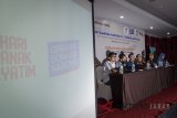 Ketua Forum Nasional Lembaga Kesejahteraan Sosial Anak - Panti Asuhan Anak (Fornas LKSA-PSAA) Yanto Mulya Pibiwanto (ketiga kanan) memimpin Musyawarah Nasional Fornas LKSA-PSAA di Bandung, Jawa Barat, Kamis (26/7). Dalam munas tersebut, Formas LKSA-PSAA mengusulkan pada pemerintah melalui kementerian sosial untuk setiap tanggal 26 Juli diperingati sebagai hari anak yatim nasional. ANTARA JABAR/Raisan Al Farisi/agr/18.