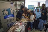 Ketua Forum Nasional Lembaga Kesejahteraan Sosial Anak - Panti Asuhan Anak (Fornas LKSA-PSAA) Yanto Mulya Pibiwanto (ketiga kiri) memberikan santunan kepada anak yatim saat Musyawarah Nasional Fornas LKSA-PSAA di Bandung, Jawa Barat, Kamis (26/7). Dalam munas tersebut, Formas LKSA-PSAA mengusulkan pada pemerintah melalui Kementerian Sosial untuk menetapkan 26 Juli sebagai hari anak yatim nasional. ANTARA JABAR/Raisan Al Farisi/agr/18.