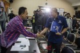 Ketua DPW Partai Nasdem Jabar Saan Mustopa (kanan) berjabat tangan dengan Komisioner KPU Jabar Endun Abdul Haq (kiri) saat menerima pendaftaran bakal calon anggota legislatif DPW Nasdem Jabar di KPU Jabar, Bandung, Jawa Barat, Senin (16/7). DPW Nasdem Jawa Barat mendaftarkan 120 bakal calon anggota legislatif provinsi dan kabupaten/kota untuk mengikuti Pemilihan Legislatif 2019. ANTARA JABAR/M Agung Rajasa/agr/18.