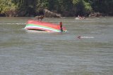 Tim SAR gabungan melakukan pencarian korban di perahu nelayan yang tenggelam di perairan Plawangan Puger, Jember, Jawa Timur, Kamis (19/7). Sebanyak lima anak buah kapal (ABK) meninggal dunia, tujuh ABK hilang, sembilan ABK selamat akibat perahu tenggelam dihantam gelombang besar. Antara Jatim/Seno/18.