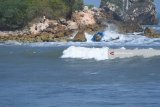 Warga berada di dekat jaring perahu nelayan yang tenggelam di perairan Plawangan Puger, Jember, Jawa Timur, Kamis (19/7). Sebanyak lima anak buah kapal (ABK) meninggal dunia, tujuh ABK hilang, sembilan ABK selamat akibat perahu tenggelam dihantam gelombang besar. Antara Jatim/Seno/18.